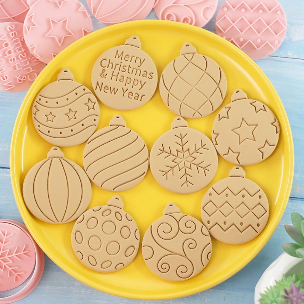 Cookies Pack - 11個入りクリスマスオーナメントクッキーカッターセット、3Dエンボスボール型（10種類の模様付き）、ホリデーのお菓子用プラスチック製ベーキングツール